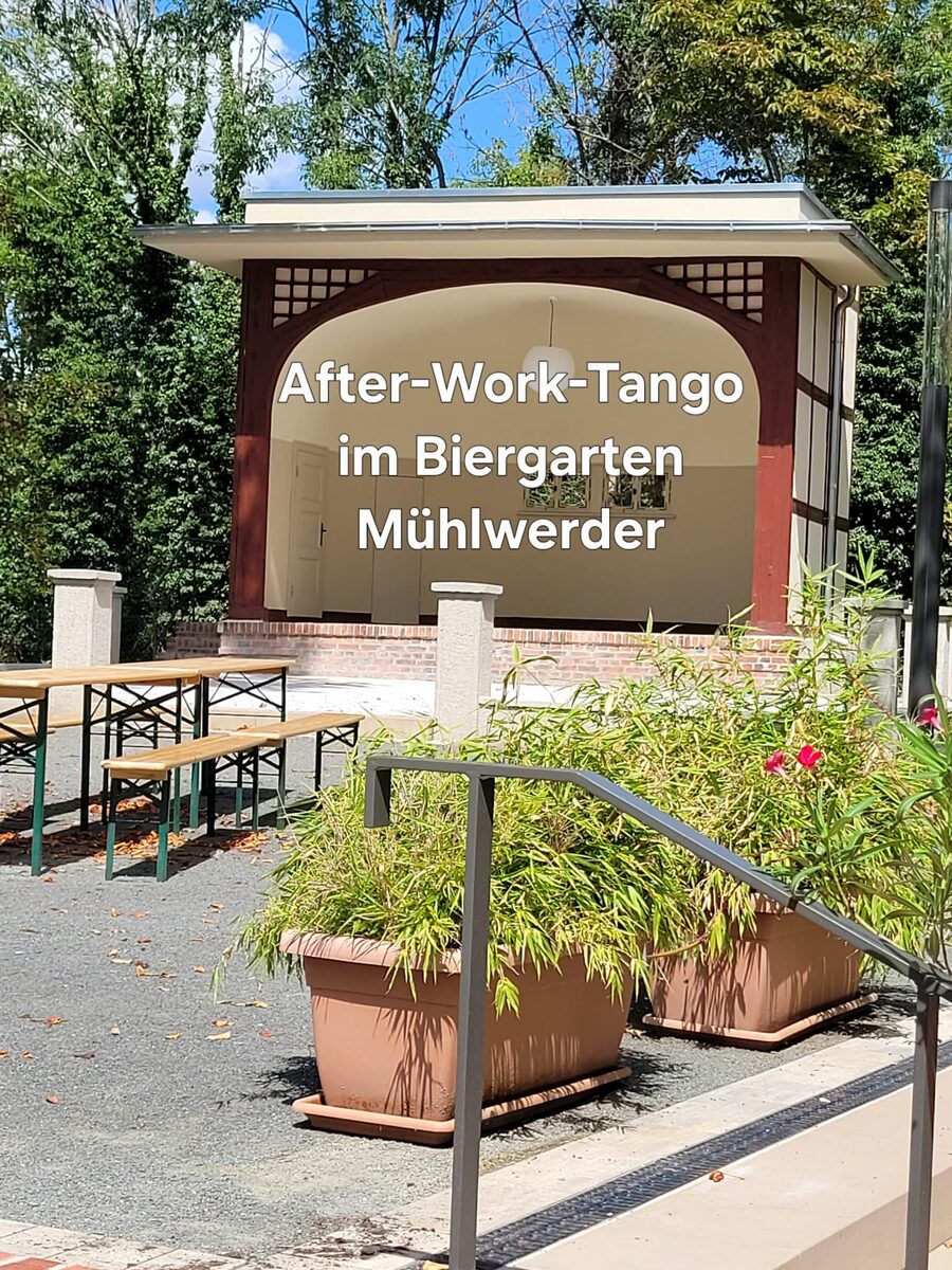 Biergarten am Mühlwerder: Bierbank-Garnituren und Kübelpflanzen vor einem offenen Pavillon mit rotem Fachwerk, dazu der Schriftzug „After-Work-Tango im Biergarten Mühlwerder".