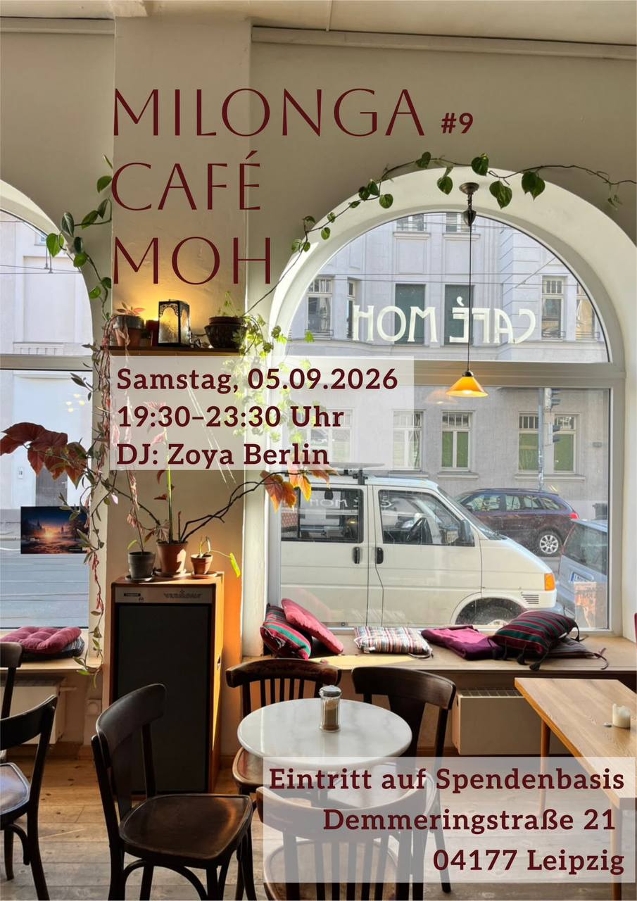 Ankündigungsplakat: Blick in das Café Moh mit Rundbogenfenstern, Zimmerpflanzen, Bugholzstühlen und bunten Sitzkissen auf der Fensterbank; darüber der Text „Milonga Café Moh #9 — Samstag, 05.09.2026, 19:30–23:30 Uhr, DJ: Zoya Berlin, Eintritt auf Spendenbasis, Demmeringstraße 21, 04177 Leipzig".